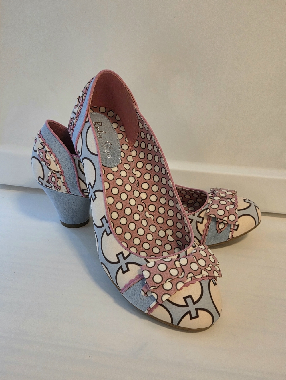 Patterned Pink Mid-Heel Pumps with Bow Accent